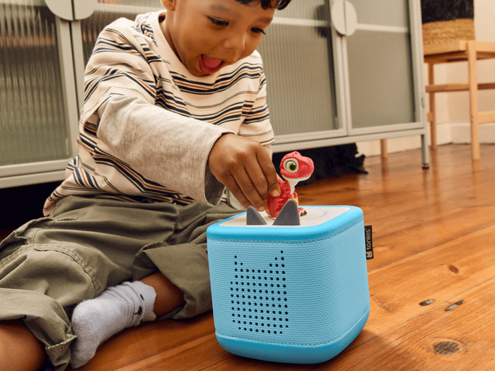 Child playing with PAW Patrol The Dino Movie Tonie and a Toniebox 2