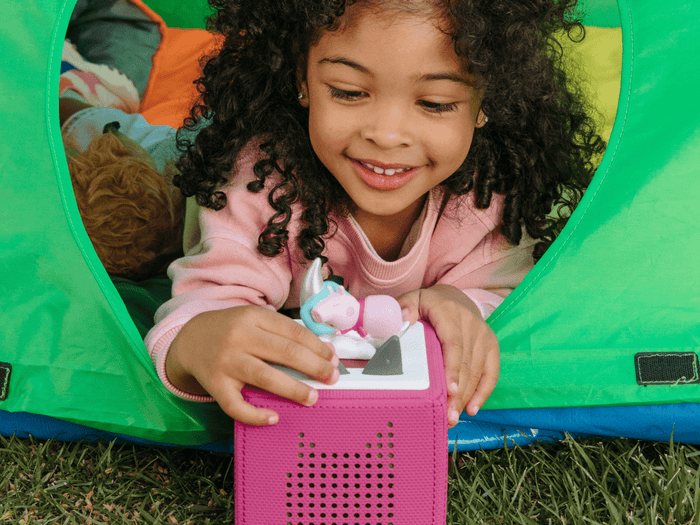 Child playing with Peppa Pig: Peppa's Bedtime Stories Tonie audio figurine and Toniebox 2